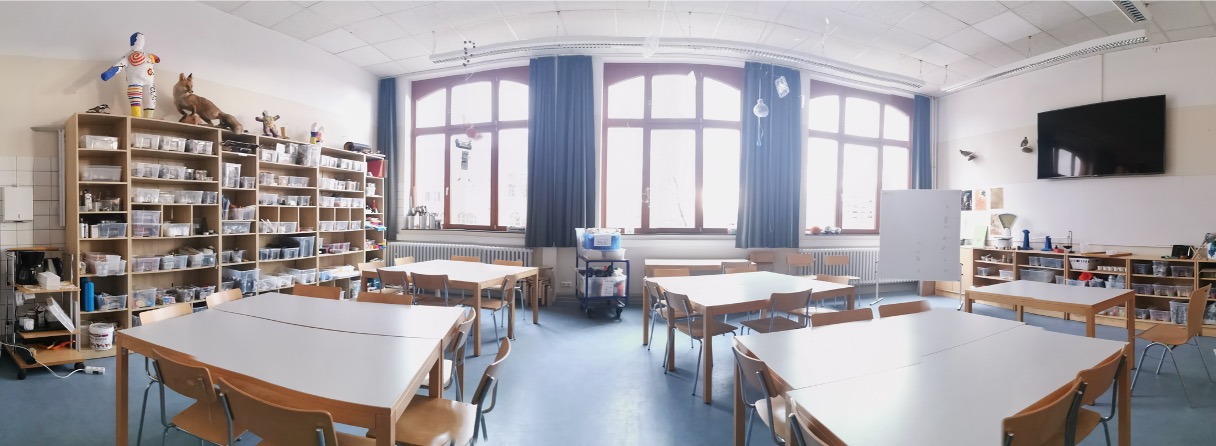 Materialregale und Arbeitsinseln der Lernwerkstatt